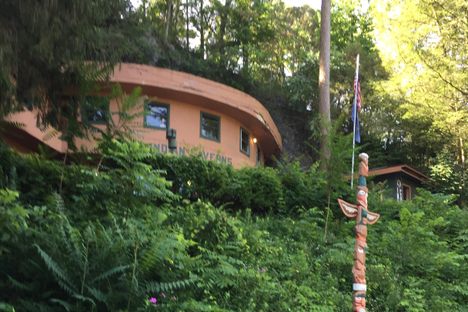 Indian Caverns visitors center on the hillside.