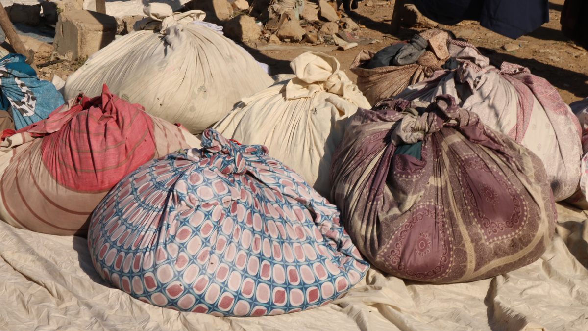 Each bundle of 100 items yields 1,000 Pakistani rupees, which is less than $7.