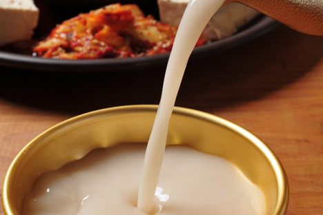 The acidity and light carbonation of magkeolli pairs well with the spicy-sweet flavors of Korean cuisine.