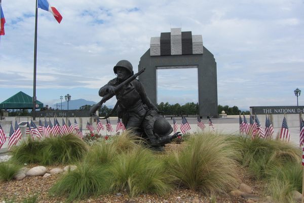 Statue of a soldier running up the beach.
