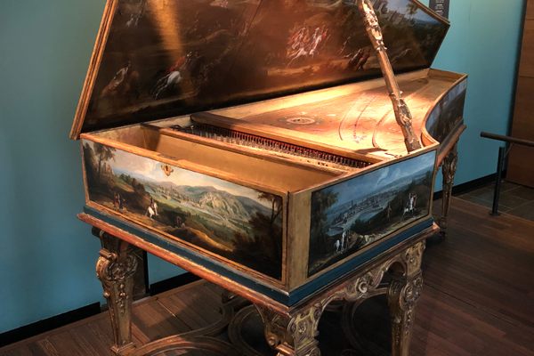 The Museum hosts a spectacular range of beautifully-decorated harpsichords, virginals and pianos.