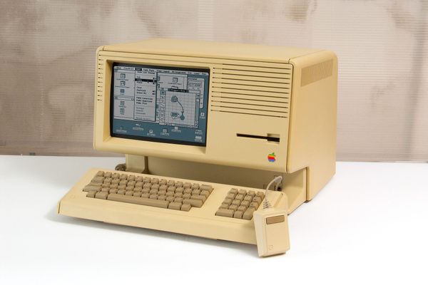 A Macintosh XL running the Lisa operating system. The jaunty-lidded trashcan is visible at the bottom left of the desktop.