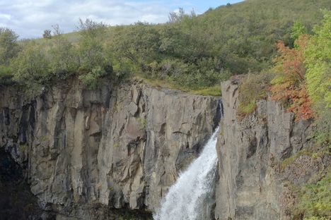 Hundafoss drops through the Bæjargil gorge on the marked route toward Svartifoss in Skaftafell.