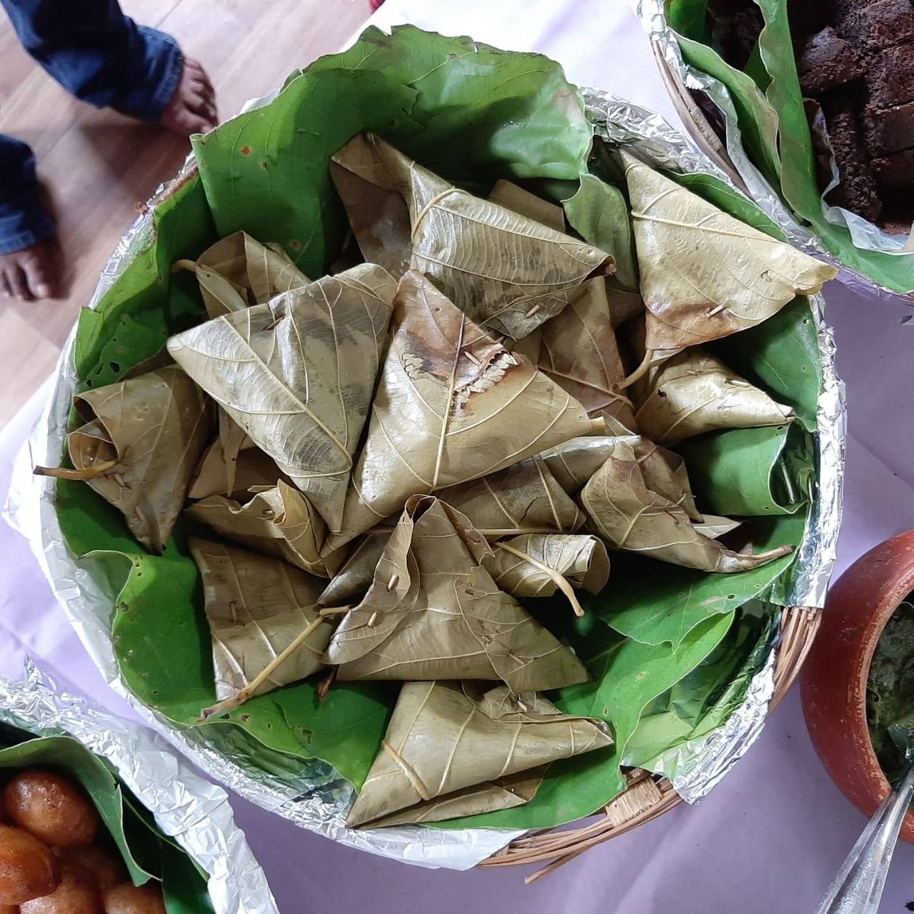 One popular indigenous cooking method is to steam foods wrapped in leaves.