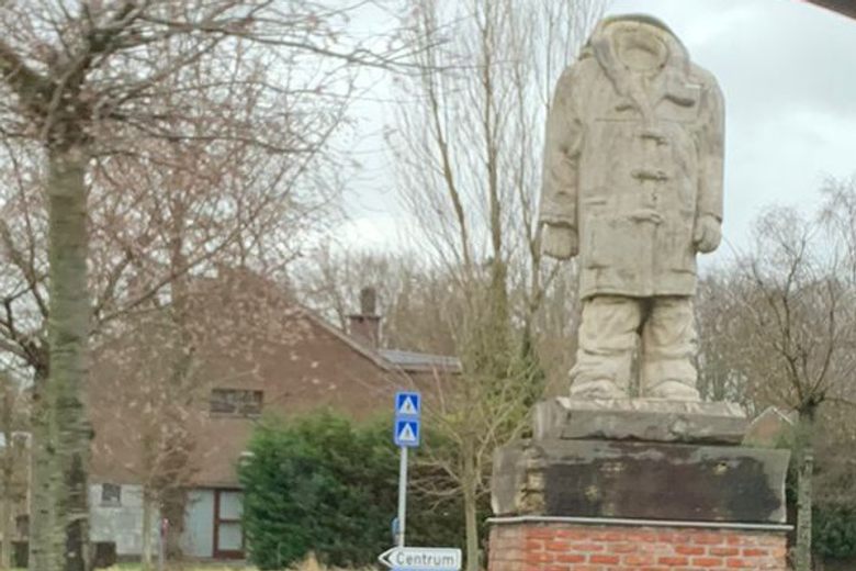 Steil van Groene bonen Duffelcoat Statue – Duffel, Belgium - Atlas Obscura
