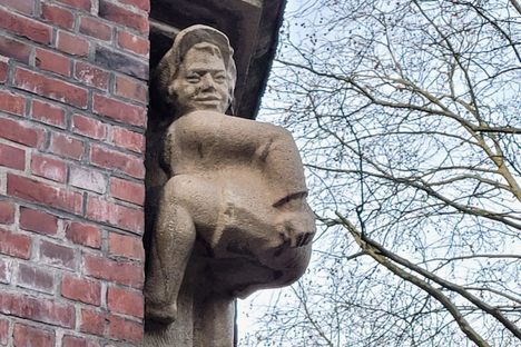 Stone boy turning his backside toward Hummel.