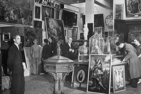 In museums such as these, people saw various religious icons, statues, and paintings, alongside images depicting scientists like Copernicus being persecuted by priests.