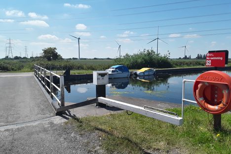 Vazon swing bridge- push or pull bar to open