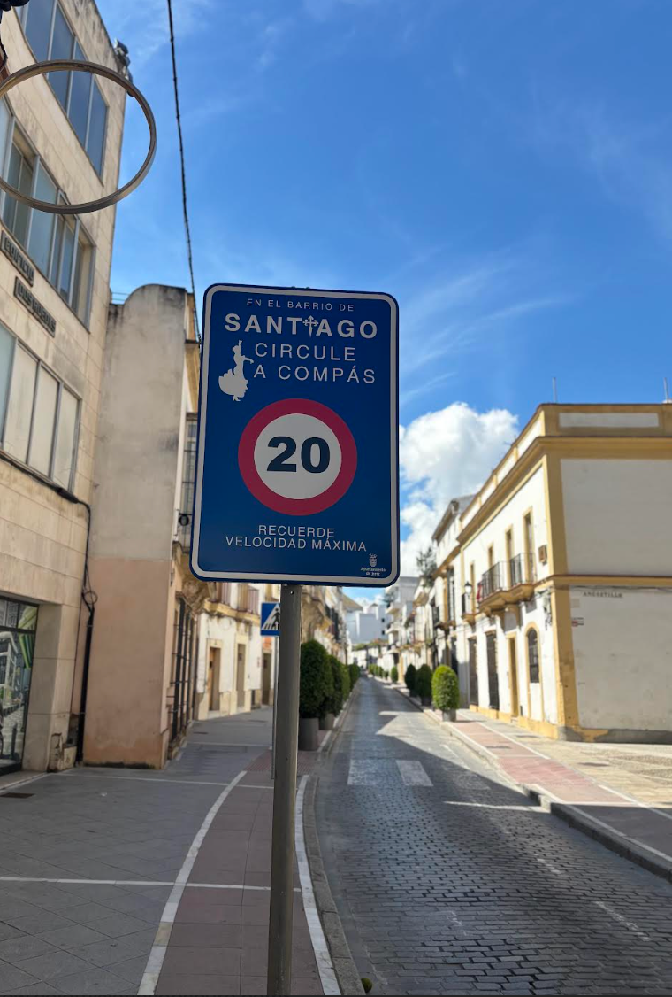 Sebuah tanda di lingkungan Santiago di Jerez menggambarkan seorang penari flamenco, salah satu ikon budaya yang dipengaruhi Gitano di kota itu.
