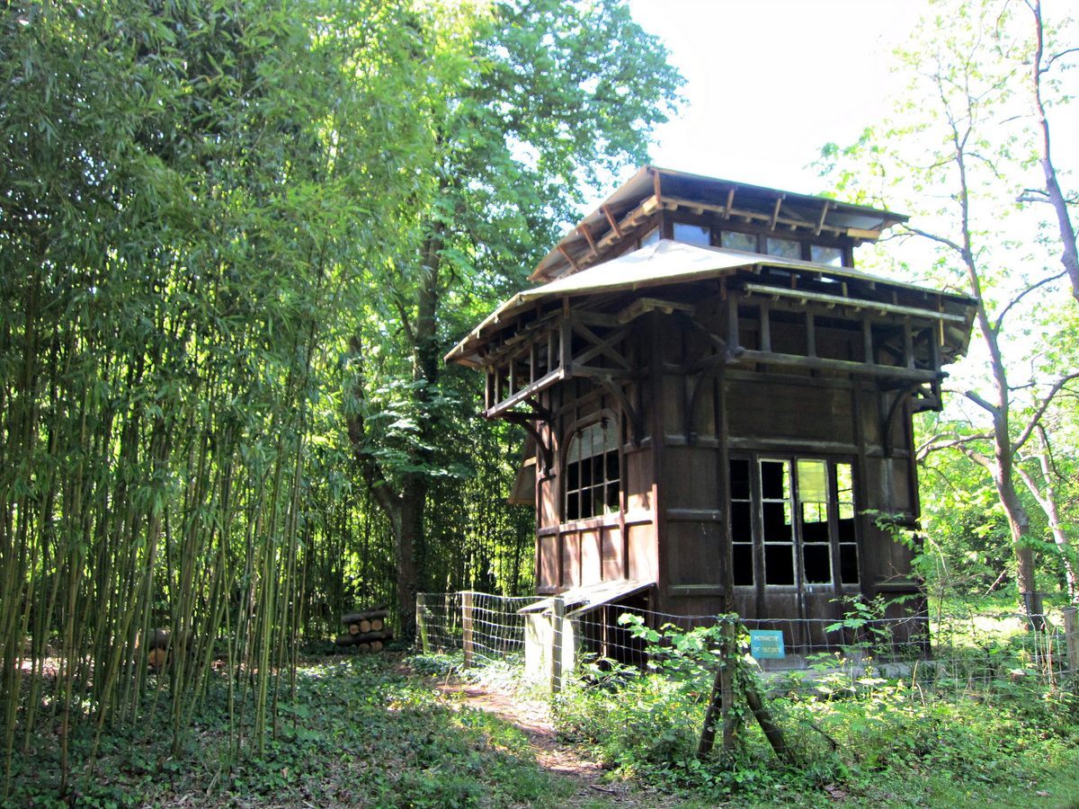 A building in the Jardin d’Agronomie Tropicale.