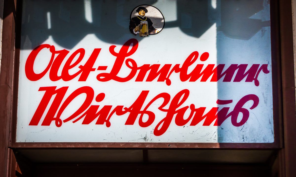 A sign in Sütterlin, an historical form of German handwriting.