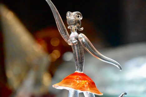 The glass figurine from “Inspiration” (1949).
