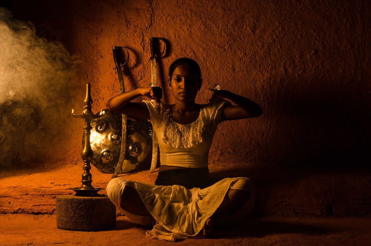 Meditation, practiced here by Palingu Dhèhena, is part of angampora practice. This exercise, involving crystals, is meant to improve peripheral vision and allow each eye to move independently.