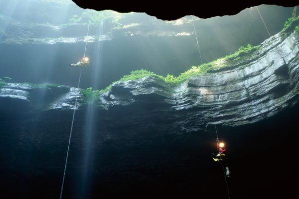 Spelunkers dropping into Neversink Pit.