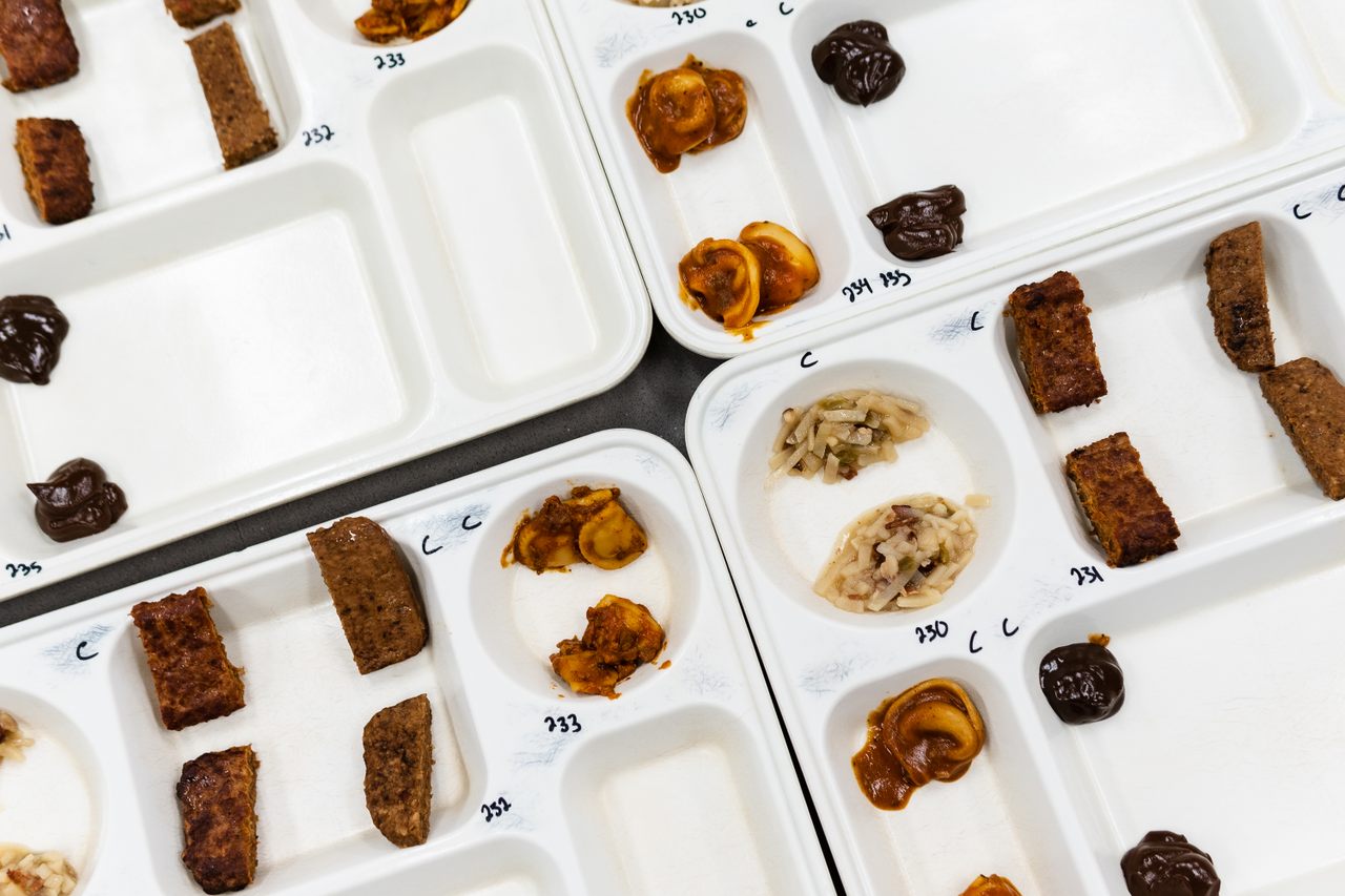在美国陆军环境医学研究所的代谢厨房里，托盘是为员工的味觉测试小组准备的。