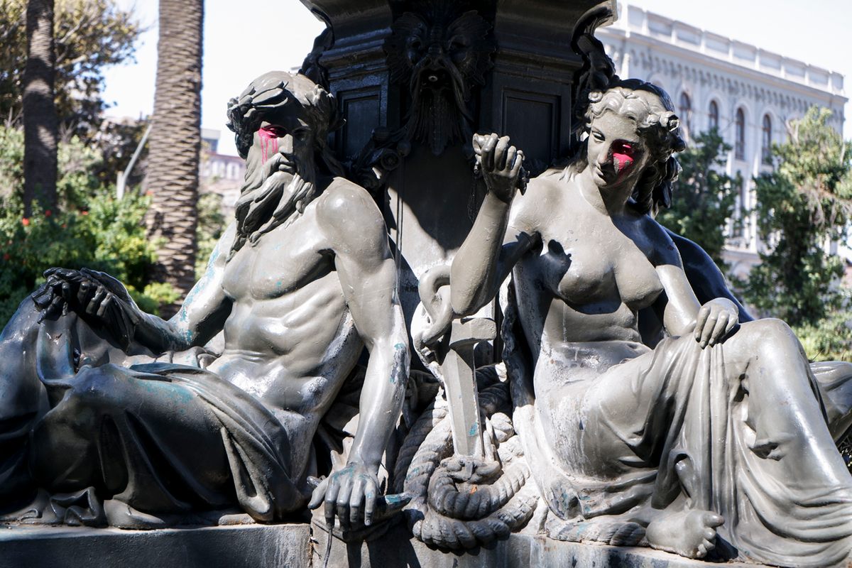 A fountain in Plaza Victoria in Valparaíso.