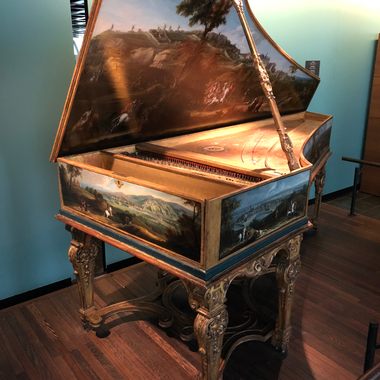 The Museum hosts a spectacular range of beautifully-decorated harpsichords, virginals and pianos.