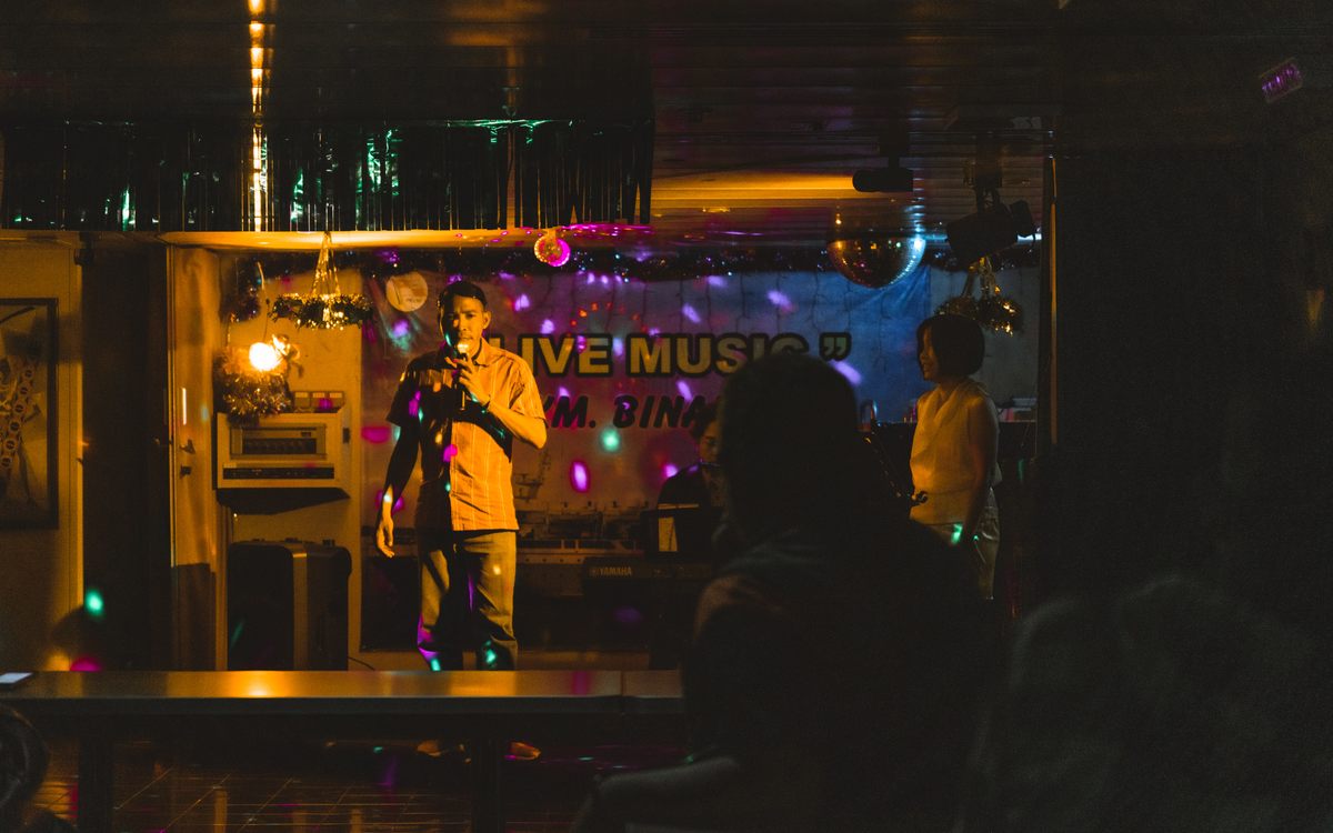 Each boat offers slightly different entertainment, but the karaoke room is a signature of Binaiya.