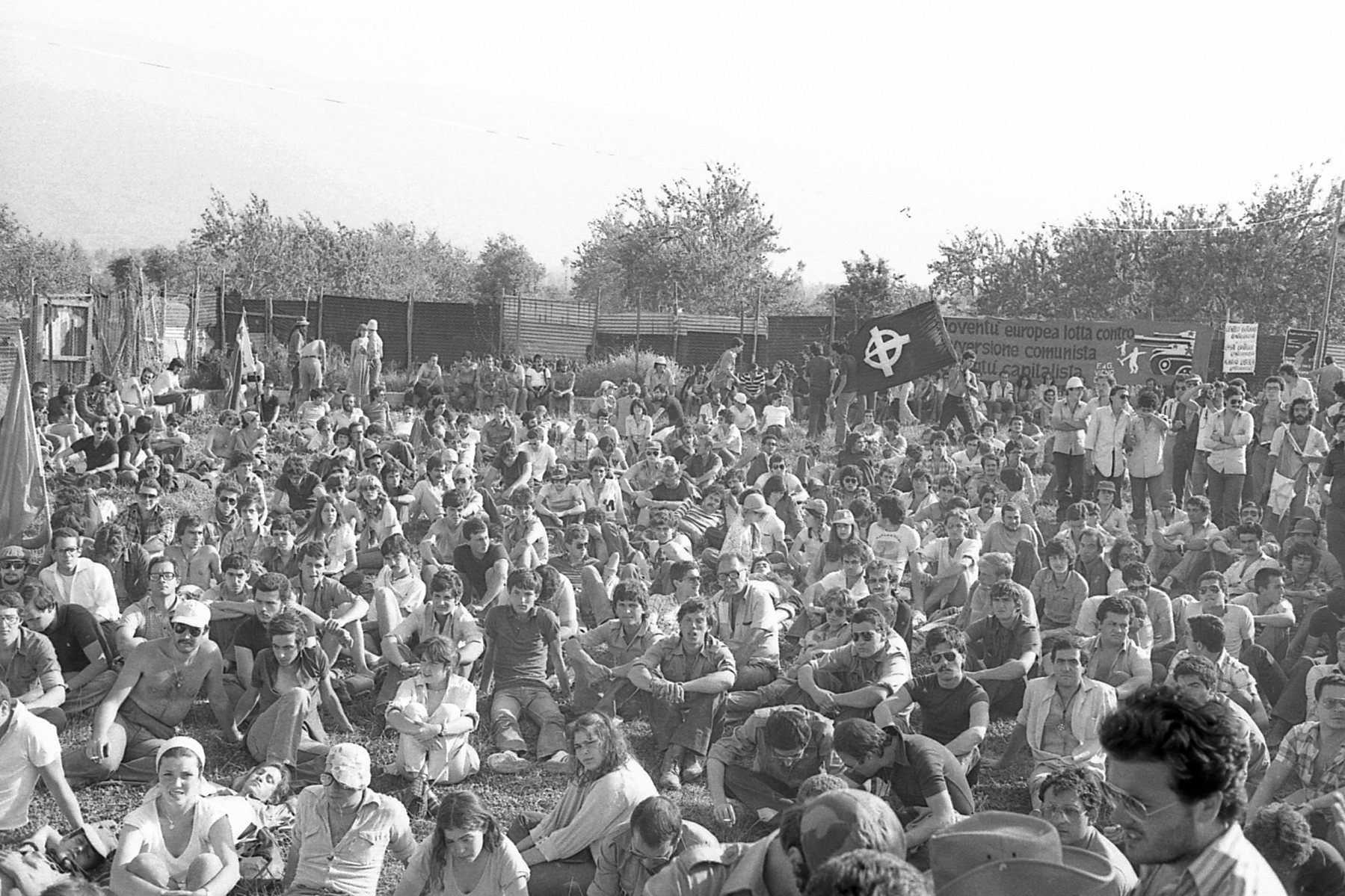 Camp Hobbit imitated left-wing youth movements, bringing together musicians, journalists, artists, and militants in a festival atmosphere. Among some attendees, fascist haircuts were traded for long hair and beards.