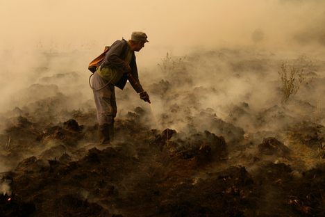 Crews worked to defeat a peat fire outside Moscow in 2010.