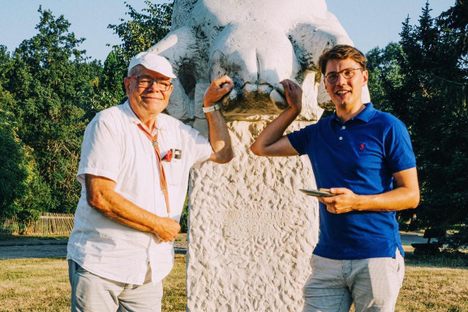 Pöschel (left) and Schmelzer, with the mite-cheese monument in Würchwitz.