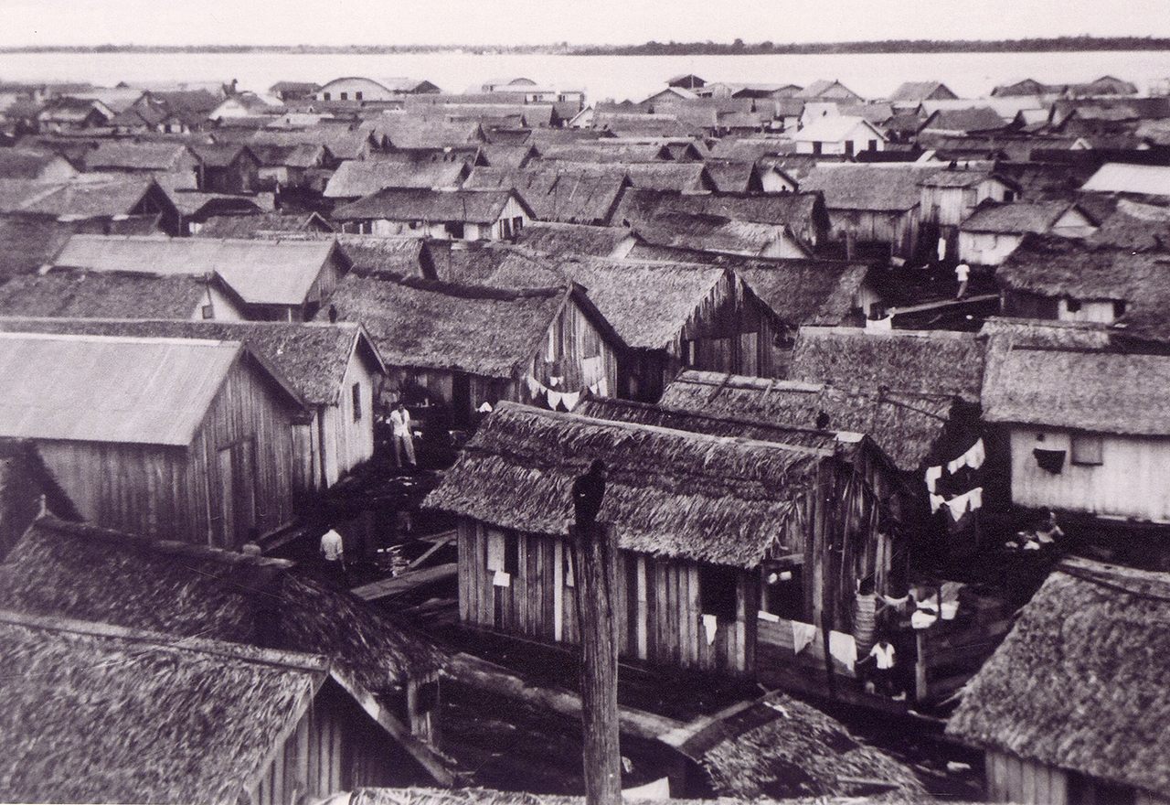Houses of the “Floating City,” located in front of the city of Manaus, on the Rio Negro, in the 1960s.