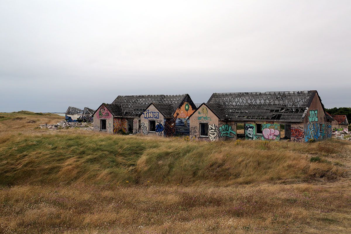 Pirou-Plage is located near the beach and was intended to be a holiday village, complete with hotel, houses and tennis courts. 