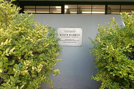 Memorial plaque