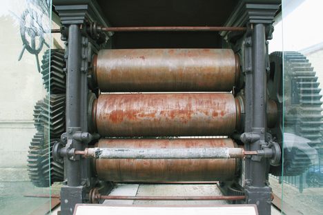 A close up of the machine from the front