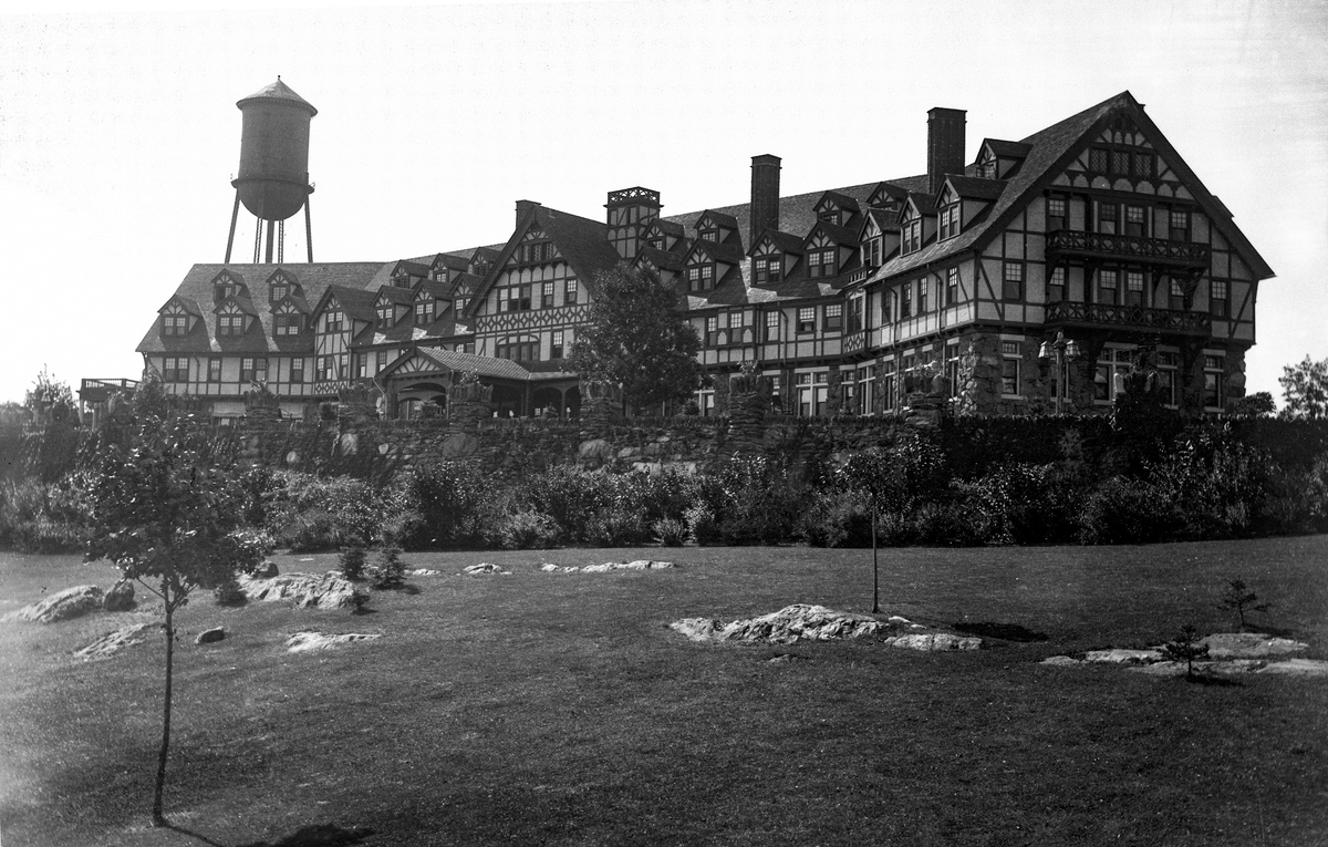 After the shipwreck, Ella White and Marie Grice Young shared a luxury apartment in Westchester County's Briarcliff Lodge.