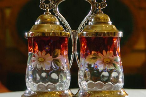 This dual castor displays the message "Best wishes."