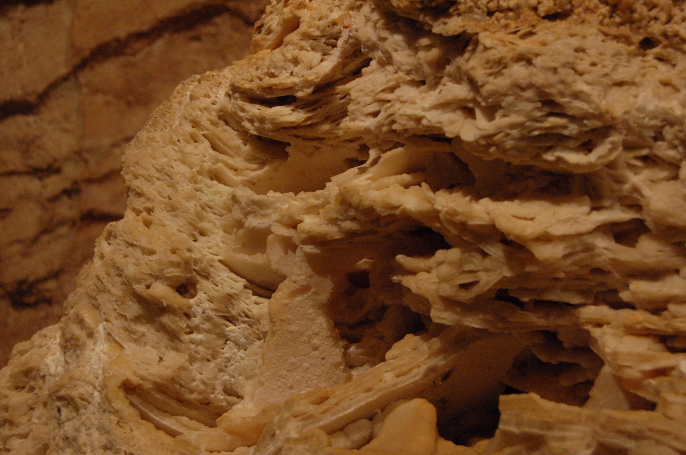 Mineral-deposits-in-Szemlohegy-caves-
