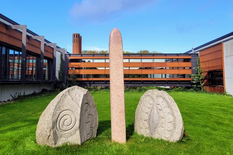 'Kløvet sten' ('Split Stone')