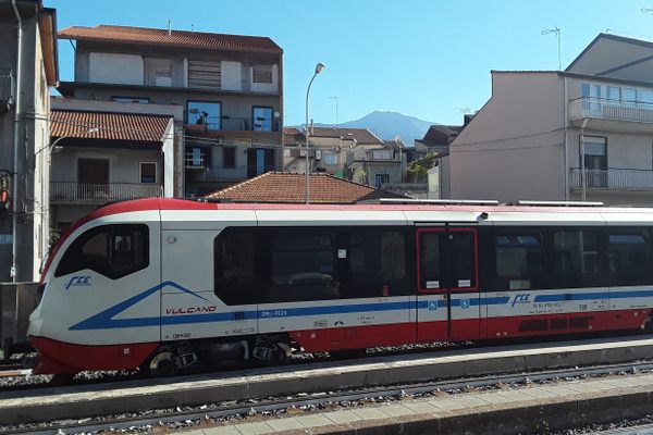 Volcano class DMU in front of the Etna volcano