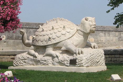 Statue of the Tarasque in Tarascon (WikiCommons)