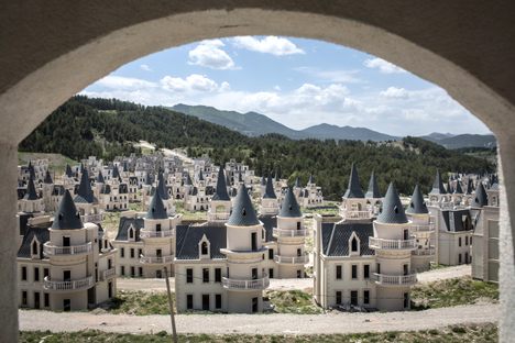 Burj Al Babas today is composed of hundreds of unfinished castle-like villas. 