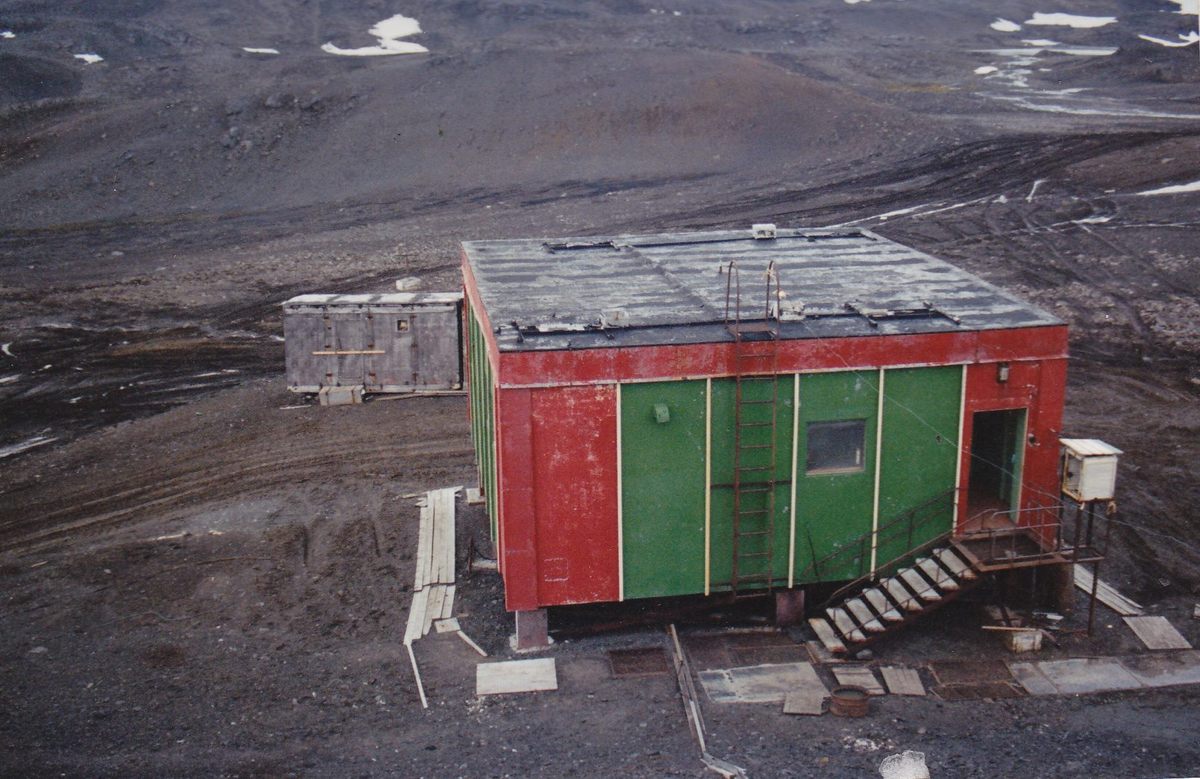 The house and storage shed where Wendy set up her kitchen.