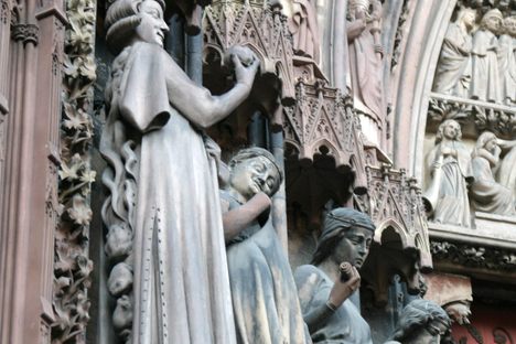 Fürst der Welt next to three fallen virgins on the Straßburg Cathedral