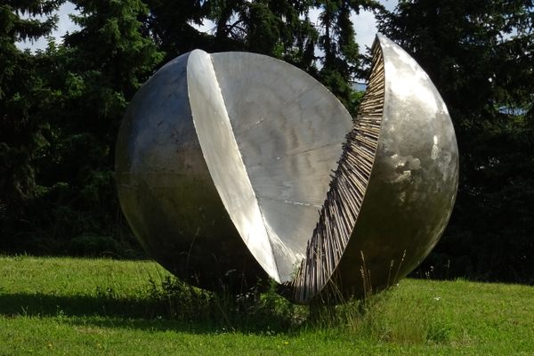 Viktor Stříbrný's "Ocelový pomeranč" sculpture