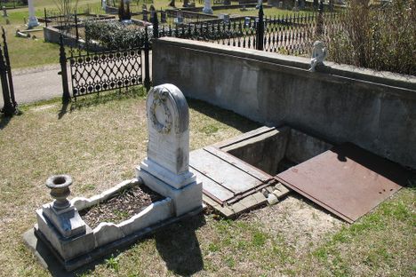 The grave of Florence Irene Ford.