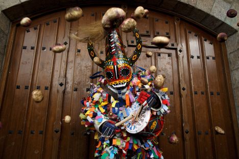The 2016 Jarramplas beats his drum as a volley arrives. 