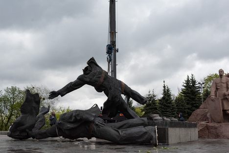 In late April, the city of Kyiv dismantled the workers' statue beneath the Arch of the Peoples' Friendship. 