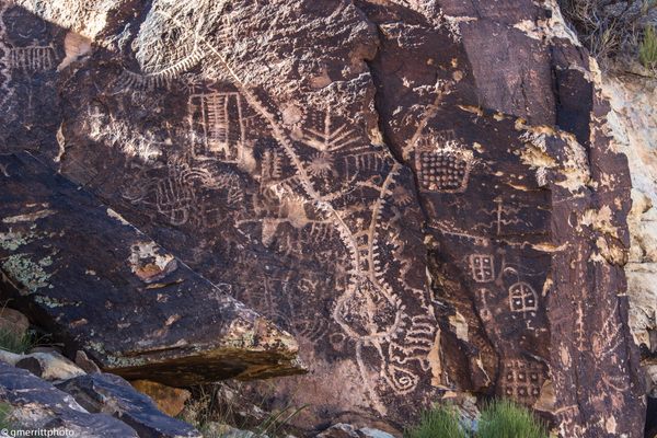 Petroglyph known as "the zipper"