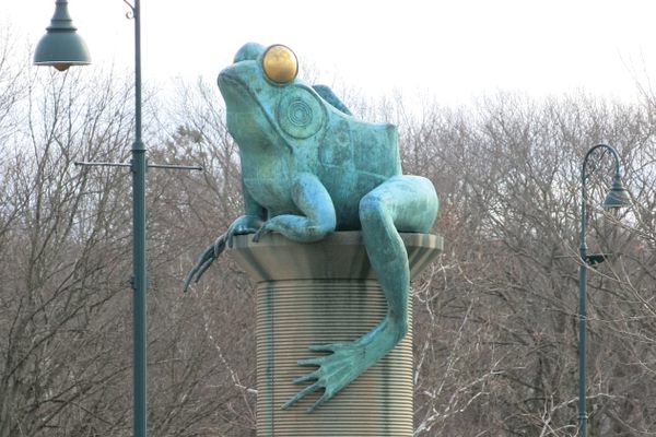 Thread City Crossing Frog Statue