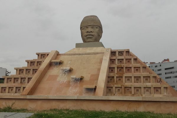 Olmec head and pre-Columbian pyramid.
