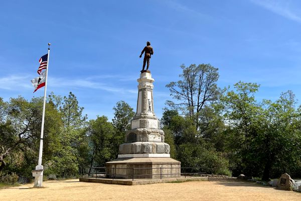 Wide view of the monument. 