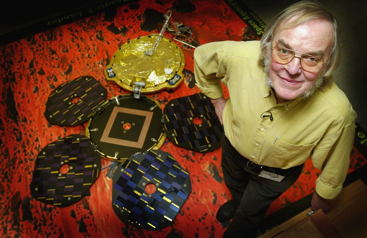 Planetary scientist Colin Pillinger poses with a model of the Mars lander he designed, <em>Beagle 2</em>, in November 2003.