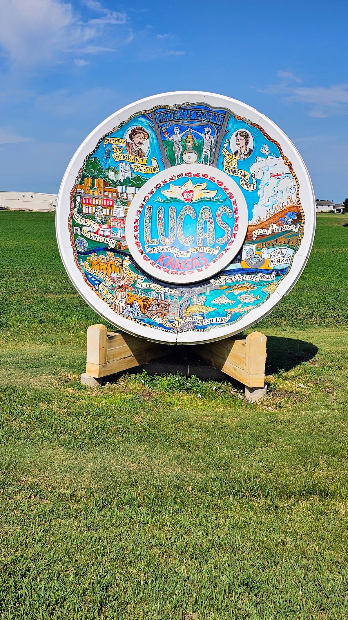 Visit Plate World's Largest Souvenir Travel Plate - Atlas Obscura