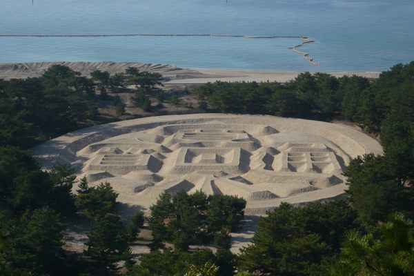 Zenigata Sunae, the curious sand art of Kan-onji.