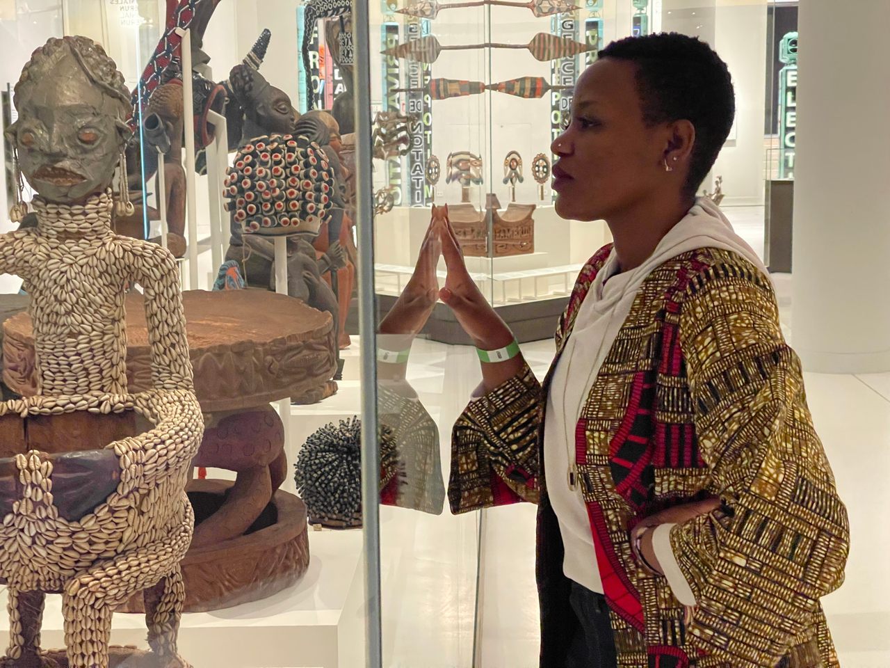 Activist Sylvie Njobati sees the original statue of Ngonnso for the first time at the Humboldt Forum in Berlin.